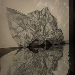 光を放つ紙クズ