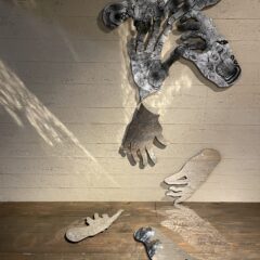 触れる 支える 近づく つかむ  ふり