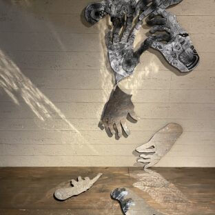 触れる 支える 近づく つかむ  ふり